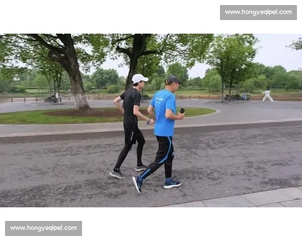 雨幕中绳牵追光：视障跑者与陪跑员的无畏训练