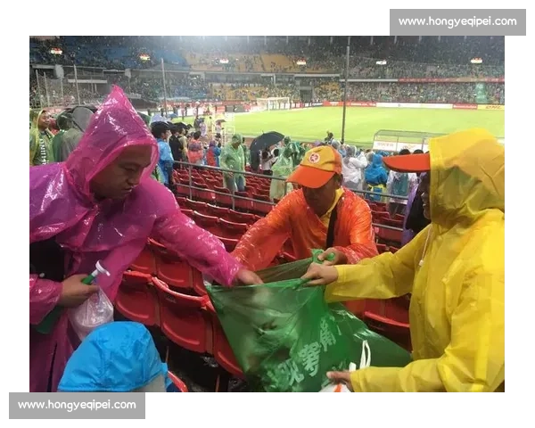 南京球迷 “人走场净” 赛场内外皆风景